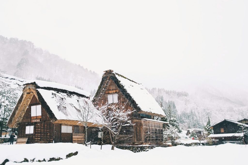 chalet sous la neige à la montagne