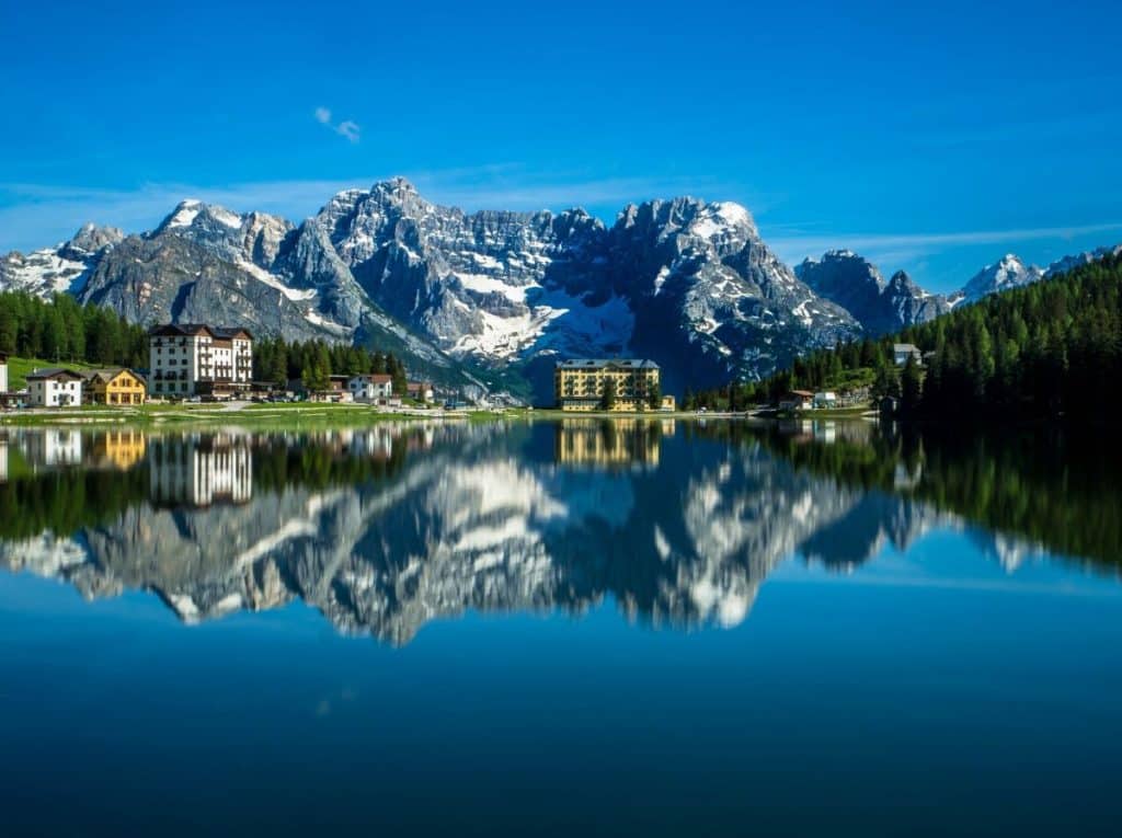 location à la montagne devant un lac